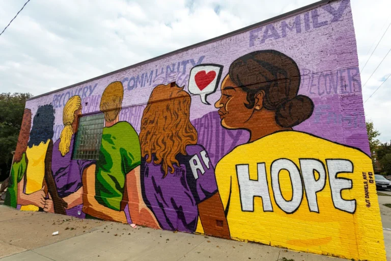Amethyst-Place-Mural_sisterhood_JT+Daniels+Art_2020